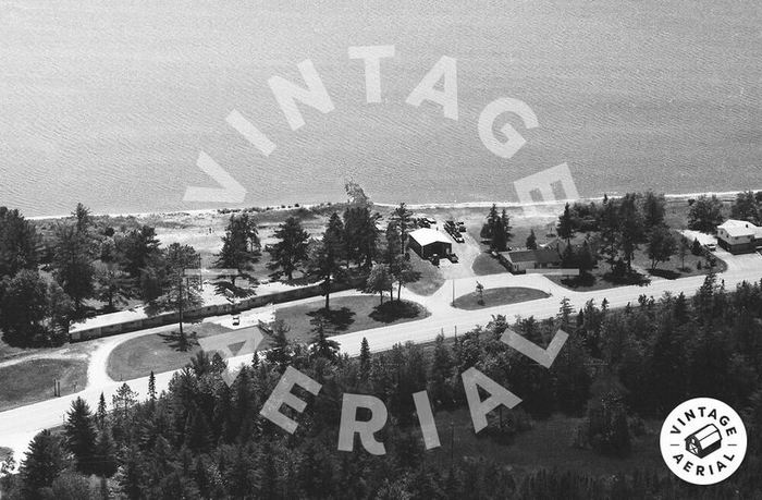 Motel Bay De Noc - 1993 Aerial Photo